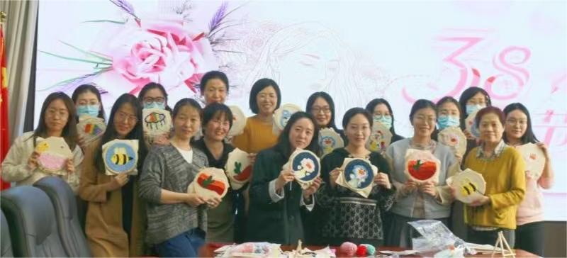 穿梭于方寸之間，感受傳統(tǒng)與現(xiàn)代的交融 ——農(nóng)墾中心舉辦“巧手展風(fēng)采，綻放‘她力量’”活動慶?！叭恕眿D女節(jié)